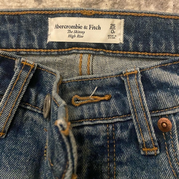 Abercrombie and Fitch High Rise Skinny Jeans. Size 0/25 - Picture 5 of 8